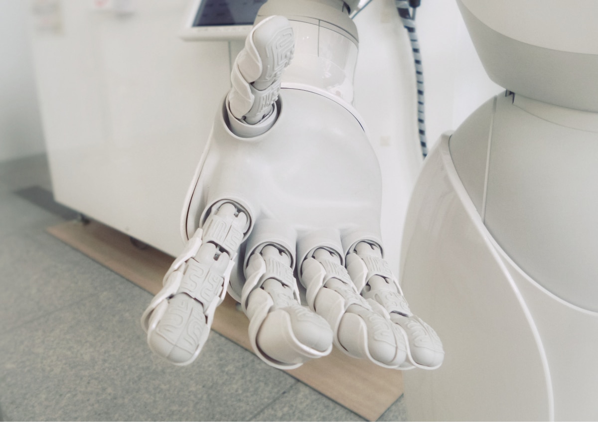 Zukunft der Arbeit: Künstliche Intelligenz - Alle wollen mitreden, wenn es Künstliche Intelligenz (KI) zur Sprache kommt, aber die Vorstellungen darüber gehen weit auseinander. Skeptiker behaupten, dass Menschen durch Roboter ersetzt werden und Maschinen die Weltmacht übernehmen. Andere winken ab und meinen, dass unsere Generation davon nicht mehr betroffen sein wird. roboter hand